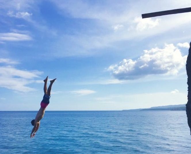 海に飛び込む画像